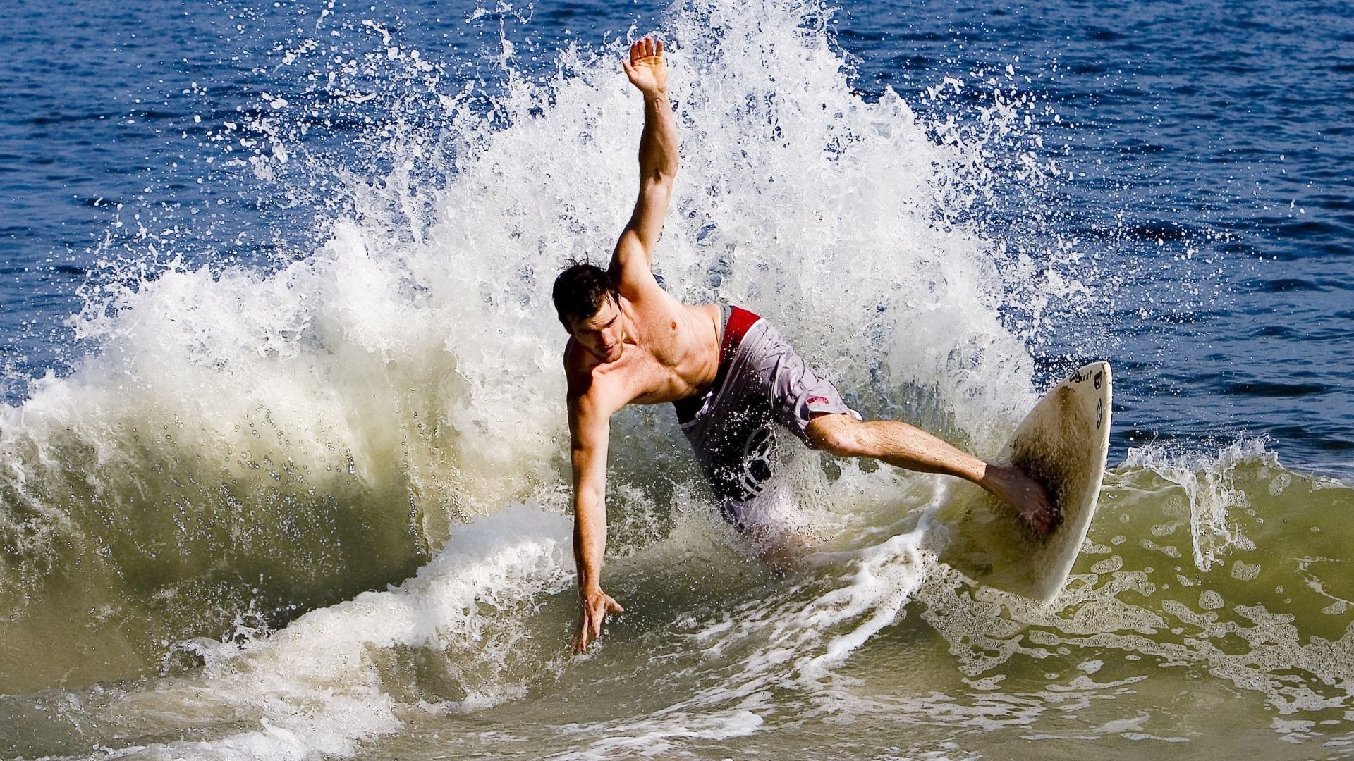 九游中心官网-射击对抗赛：神枪手的瞄准与射击，射击对战